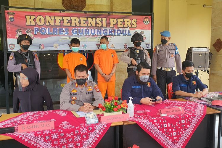 Kapolres Gunungkidul AKBP Edy Bagus Sumantri menunjukkan dua orang pelaku pembunuhan wanita hamil di Mapolres Gunungkidul Selasa (17/11/2022)