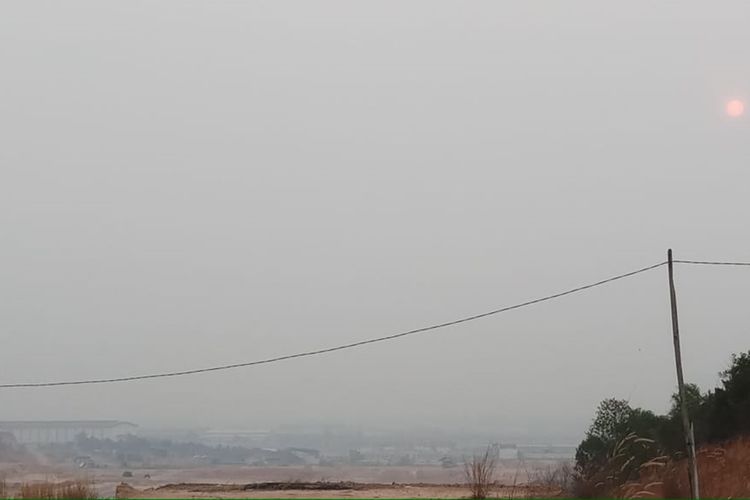 Kabut asap di Kota Tanjungpinang, Kepulauan Riau semakin tebal, bahkan kualitas udara di Tanjungpinang menuju kategori tidak sehat dan membahayakan warga, Minggu (15/9/2019).