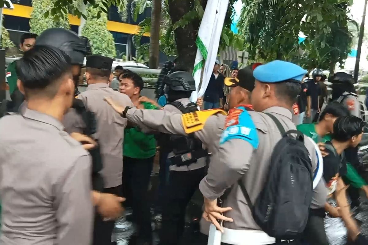 Aksi demo mahasiswa berakhir ricuh usai dibubarkan polisi didepan gedung PLN UID Sulselrabar, Jalan Letjen Hertasning, Kecamatan Panakkukang, Kota Makassar, Sulsel, Senin (4/12/2023).