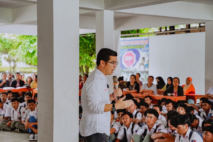 Kader muda PDI-P Bane Raja Manalu saat menyerahkan beasiswa kepada 188 pelajar di Sekolah Menengah Kejuruan (SMK) HKBP Pematang Siantar, di Jalan Ahmad Yani, Kecamatan Siantar Timur, Sumut, Kamis (20/7/2023).