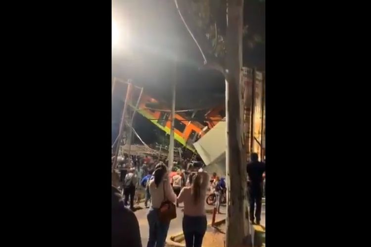 Tangkapan layar dari video di Twitter yang memperlihatkan kecelakaan kereta Meksiko yang jatuh ke jalan, akibat jembatannya ambruk pada Senin malam (3/5/2021) waktu setempat.