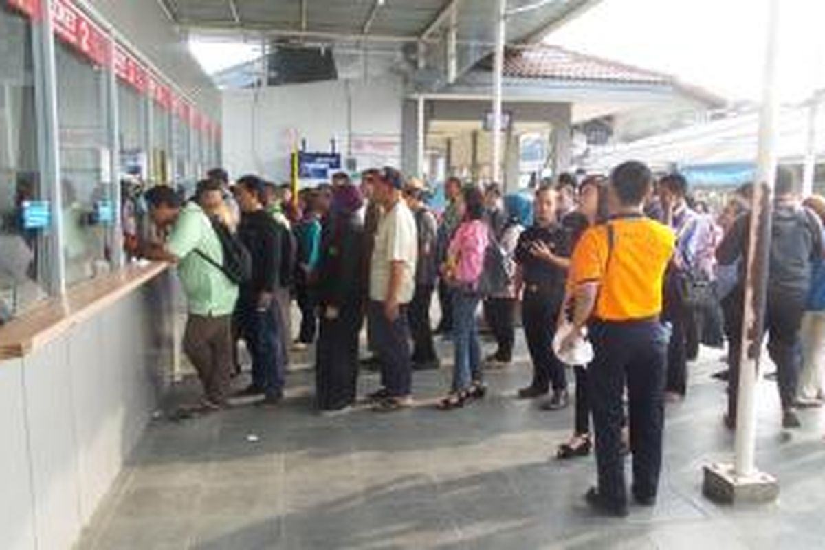 Antrean calon penumpang KRL Commuter Line di depan loket Stasiun Depok pada hari pertama pemberlakuan sistem tarif berdasarkan jarak, Rabu (1/4/2015)