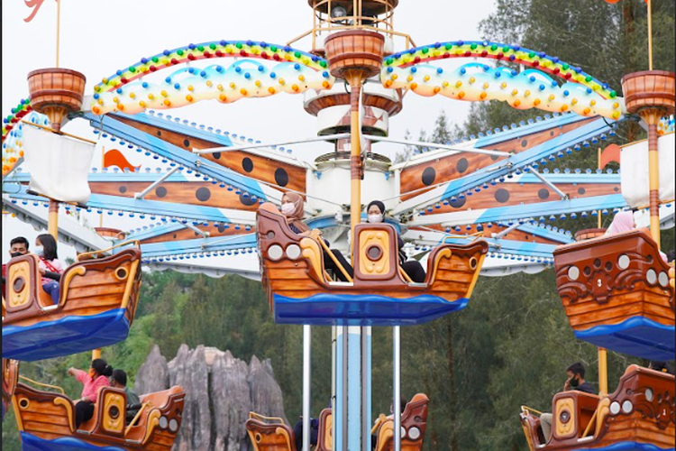 Salah satu wahana di Mikie Funland, theme park terbesar di Sumatera Utara yang berlokasi di Berastagi, Kabupaten Karo.