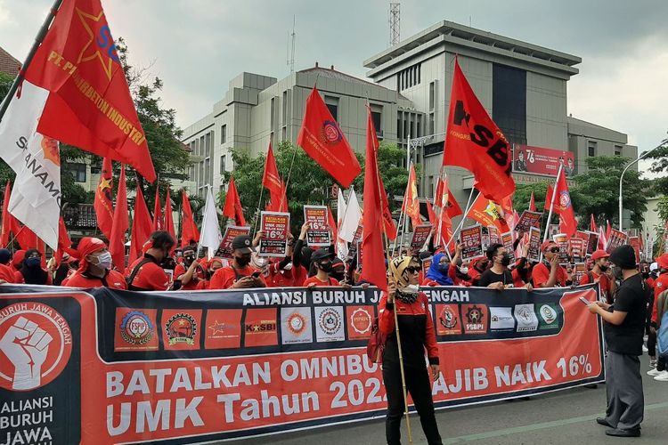 Aksi demo buruh kenaikan UMK 2022 di depan kantor Gubernur Jateng, Rabu (17/11/2021).