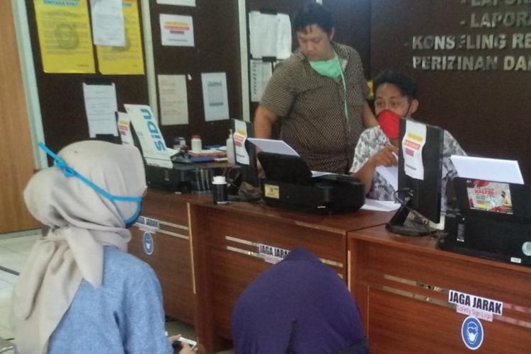 Riri Yunita (24) korban penipuan pembelian pempek oleh pembelinya sendiri saat membuat laporan di Polrestabes Palembang, Jumat (5/6/2020).