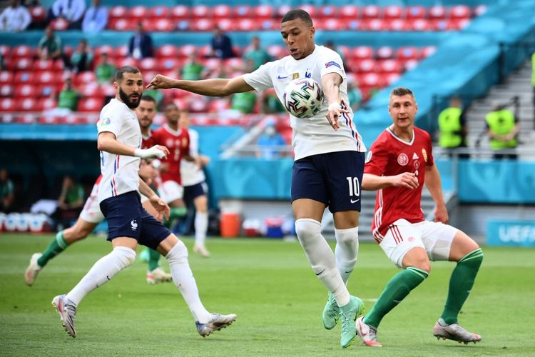 Pemain timnas Perancis, Kylian Mbappe, saat mengontrol bola dalam pertandingan Grup F Euro 2020 Hongaria vs Perancis di Puskas Arena, Sabtu (19/6/2021) malam WIB.