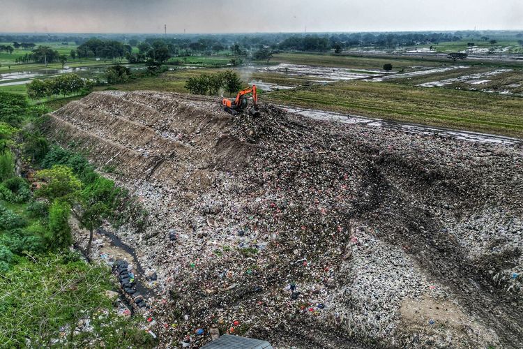 MENGGUNUNG—Tumpukan sampah di tempat pembuangan akhir (TPA) Winongo, Kota Madiun, Jawa Timur menggunung hingga ketinggian mencapai 20 meter. Untuk mengurangi produksi sampah, Wali Kota Madiun, Maidi akan mengambil kebijakan melarang penyajian makanan hajatan dengan model prasmanan. 