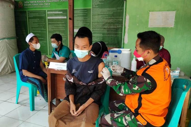 Petugas kesehatan Kodam V Brawijaya melakukan vaksinasi Covid-19 kepada para santri Ponpes Langitan, Tuban