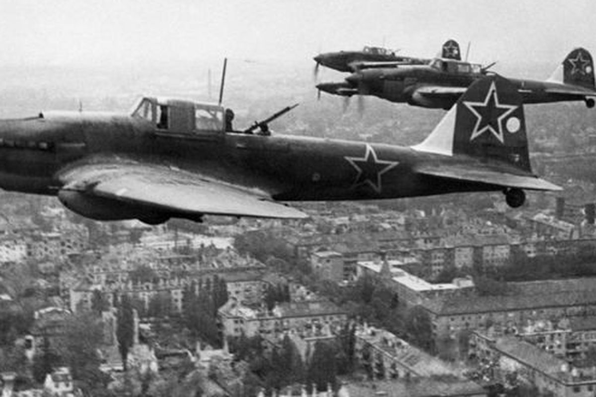Pasukan Uni Soviet mengepung dan menyerang Berlin dari darat dan udara.