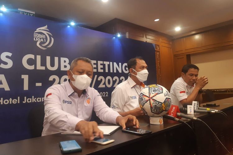 Petinggi Liga Indonesia Baru (LIB) Sudjarno (kiri) dan Juni Rachman (tengah) bersama Sekretaris Jenderal (Sekjen) PSSI Yunus Nusi (kanan) berbicara dalam sesi konferensi pers yang digelar seusai agenda Owners Club Meeting Liga 1 2022-2023 di Hotel Sultan, Jakarta Pusat, Jumat (4/11/2022).