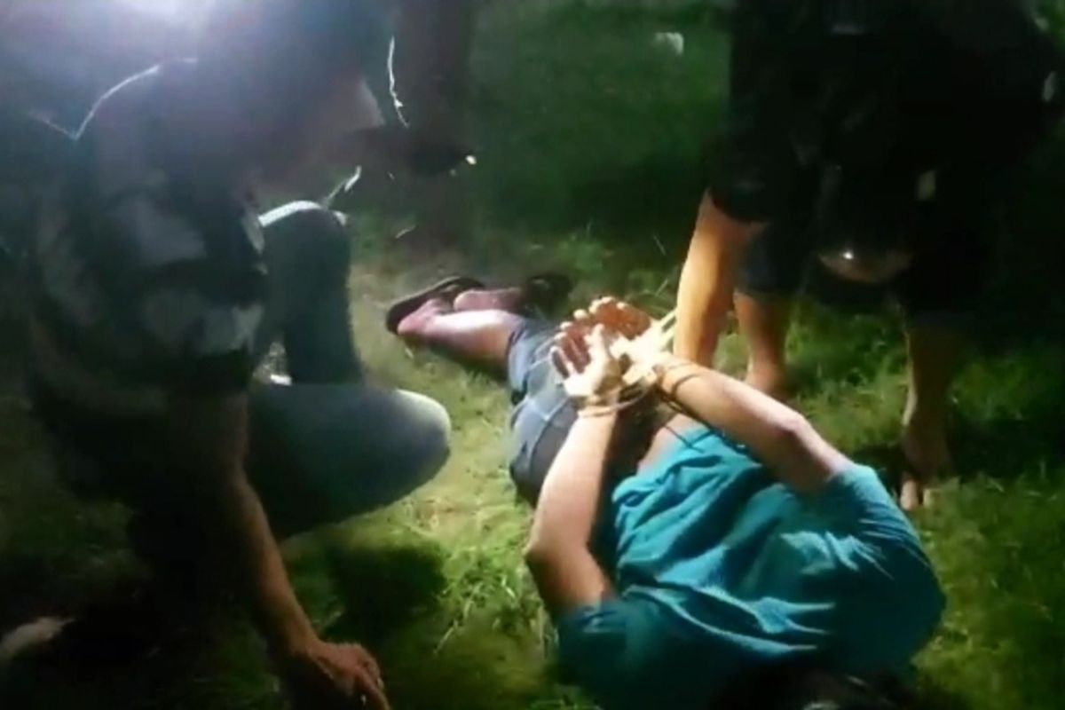 Sejumlah petugas narkoba Polresta Cirebon Jawa Barat membekuk satu pengedar sabu, di Kecamatan Plered, pada Rabu (11/1/2023) malam. Petugas langsung mengembangkan ke rumah pengedar di Kecamatan Weru, dan petugas berhasil amankan 54 paket sabu.