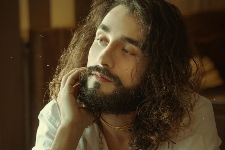 Ilustrasi model rambut panjang dan keriting.