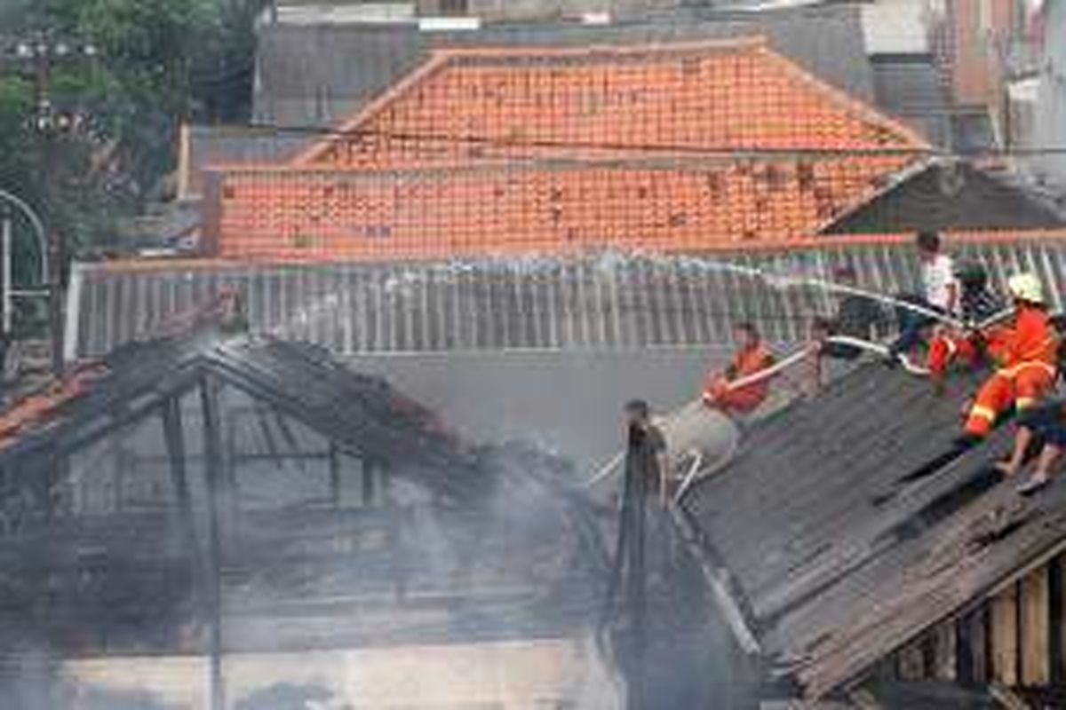 Petuga pemadam kebakaran dibantu warga berusaha memadamkan api yang membakar rumah di kawasan Palmerah, Jakarta Pusat, Kamis (4/8/2016). Sebanyak 6 rumah hangus terbakar yang diduga karena arus pendek listrik.