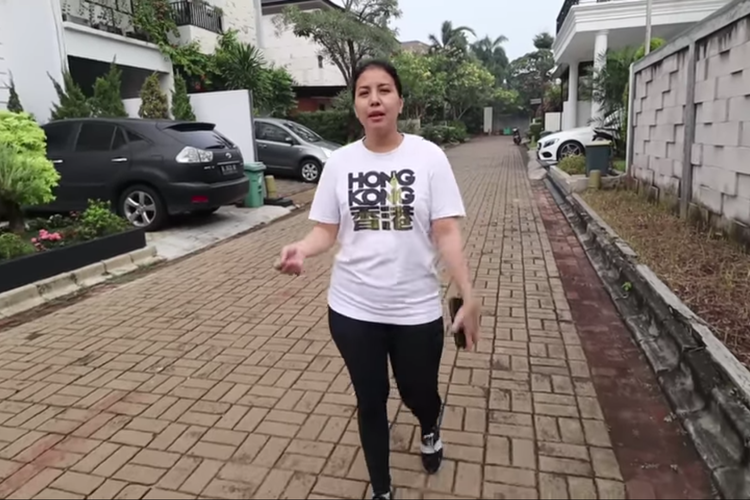 Presenter Tya Ariestya berjalan kaki sebagai salah satu program dietnya 