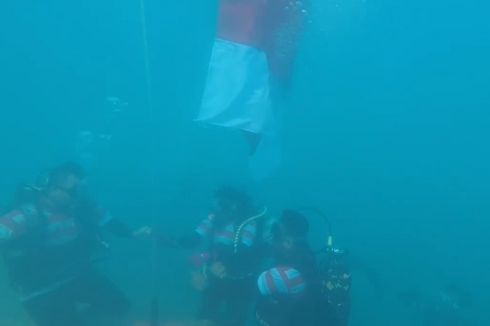 HUT Ke-77 RI, Bendera Merah Putih Berkibar di Dasar Laut Gili Labak Sumenep