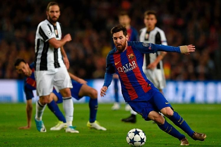 Ikon Barcelona, Lionel Messi, mencoba menerobos pertahanan Juventus pada pertandingan perempat final Liga Champions di Stadion Camp Nou, Rabu (19/4/2017). 