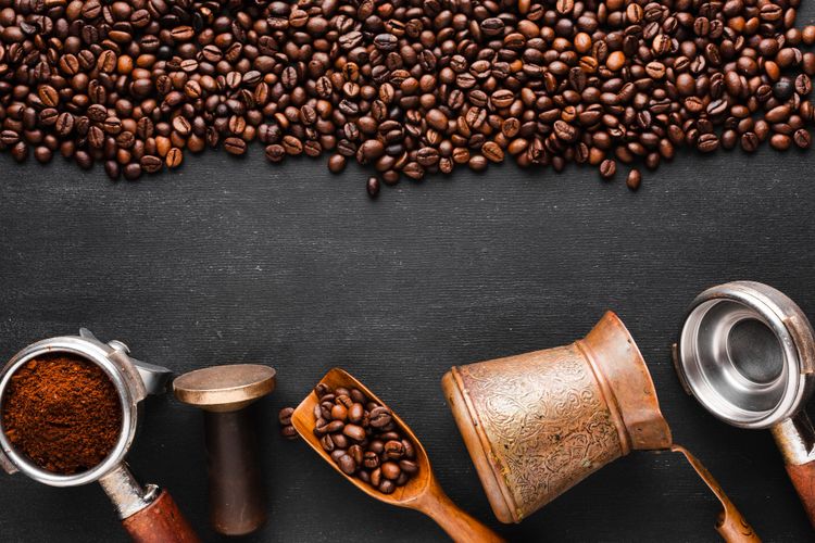 Ilustrasi biji kopi dan berbagai cara menyeduh kopi yang bisa mempengaruhi rasa pahit