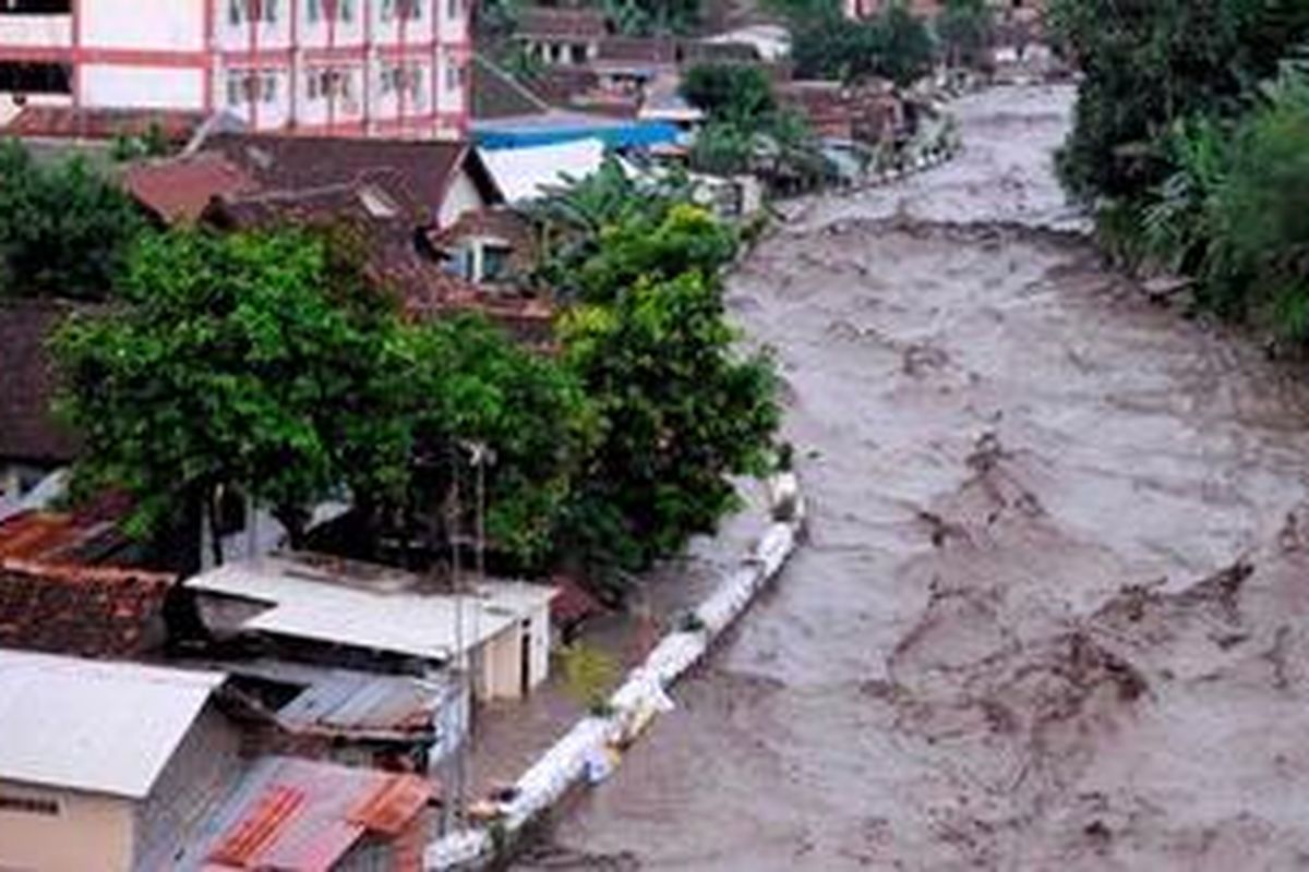 Hujan deras yang mengguyur puncak Gunung Merapi mengakibatkan terjadinya banjir lahar dingin hingga Kota Yogyakarta, seperti yang ada di bantaran Kali Code, Ledok Tukangan, Danurejan, Yogyakarta, Senin (29/11/2010). Kejadian tersebut membuat sebagian besar rumah yang ada di bantaran Kali Code tergenang air hingga satu meter dan merusak sejumlah prasarana umum seperti jembatan dan talud.