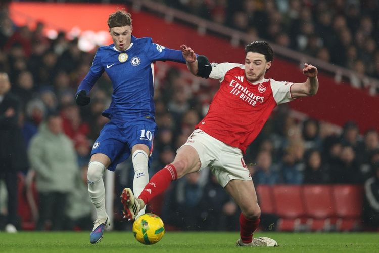 Gelandang serang Chelsea, Cole Palme, berduel dengan gelandang Arsenal, Declan Rice (kanan), pada laga leg kedua semifinal Piala Liga Inggris antara Arsenal dan Chelsea di Stadion Emirates, London, pada 3 Februari 2026.