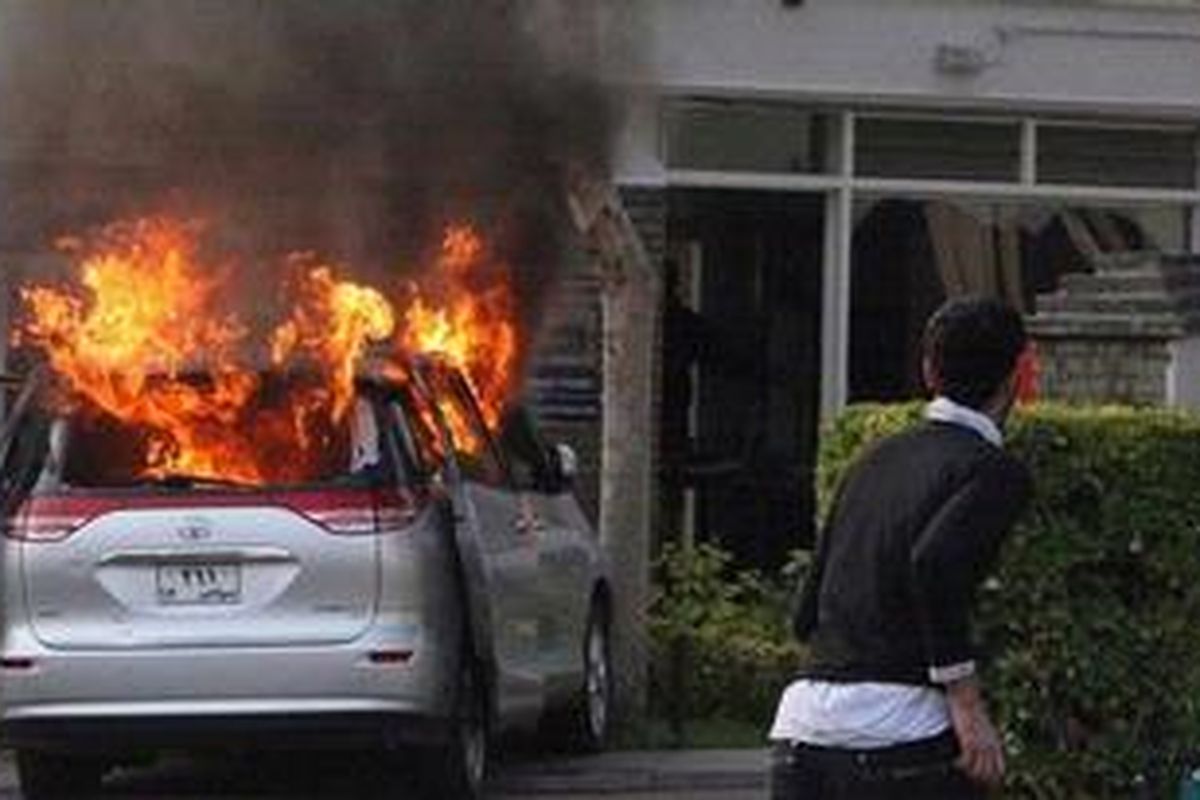 Para demonstran menyerbu Kedubes Inggris di Teheran, Iran, SElasa (29/11/2011).