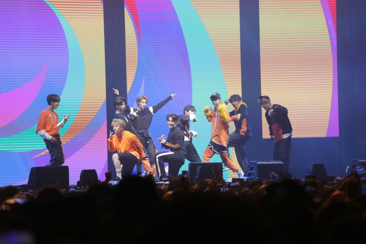 Stray Kids saat beraksi dalam acara Spotify On stage di JIExpo Kemayoran, Jakarta Pusat, Jumat (12/10/2018).