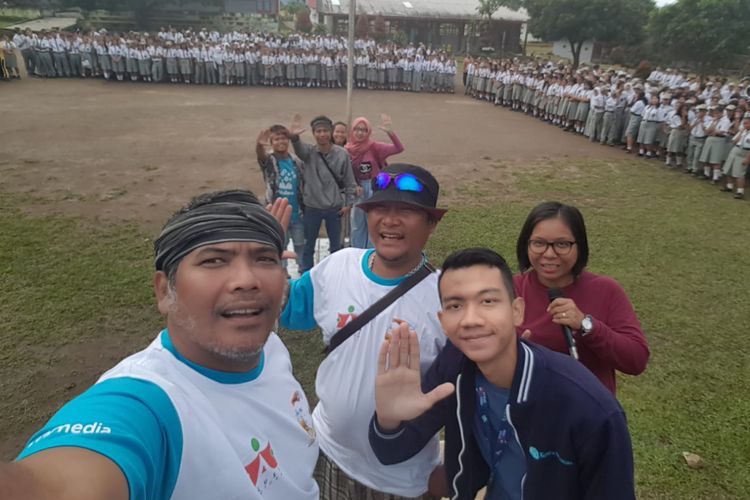 Togu Simorangkir bersama tim literasi nusantara dari Gramedia ketika berkunjung ke sekolah SMA  Negeri  1 Sumbul, Sumatera Utara berfoto bersama seluruh para siswa, Kamis (22/11/2018).