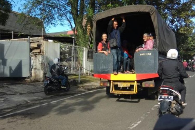 Warga Kota Bandung yang telantar akibat aksi mogok massal sopir angkot diangkut menggunakan truk polisi, Kamis (9/3/2017).