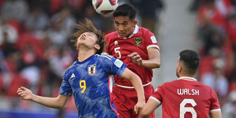 Pesepakbola Timnas Indonesia Rizky Ridho Ramadhani (tengah) dan Sandy Walsh (kanan)  berebut bola dengan  pesepakbola Timnas JepangAyase Ueda (kiri)  saat bertanding pada penyisihan grup D Piala Asia 2023 di Stadion Al Thumama, Doha, Qatar, Rabu (24/1/2024).