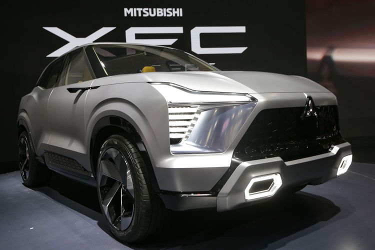 Mobil konsep Mitsubishi XFC Concept dipamerkan di ajang Indonesia International Motor Show (IIMS) 2023 di JIExpo, Kemayoran, Jakarta Pusat, Kamis (16/2/2023). Mobil konsep ini siap menyapa para pengunjung pameran otomotif tersebut.