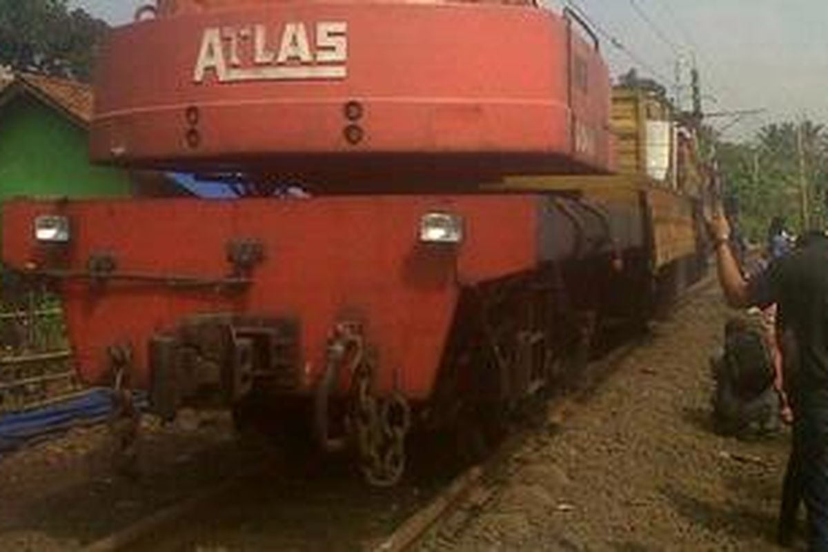 Sebuah lokomotif pekerja sedang mengujicoba lintasan rel baru yang digeser 40 sentimeter dari posisi sebelumnya di lokasi longsong Desa Babakan Sirna, Cilebut Timur, Bogor, Selasa (27/11/2012) pagi