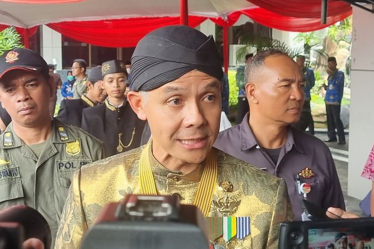 Gubernur Jateng Ganjar Pranowo usai memimpin Upacara Hardiknas di depan kantornya, Selasa (2/4/2023).