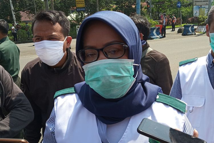 Bupati Bogor Ade Yasin usai melakukan pencegahan sejumlah kendaraan yang mengarah ke Puncak, Bogor, Sabtu (4/4/2020).