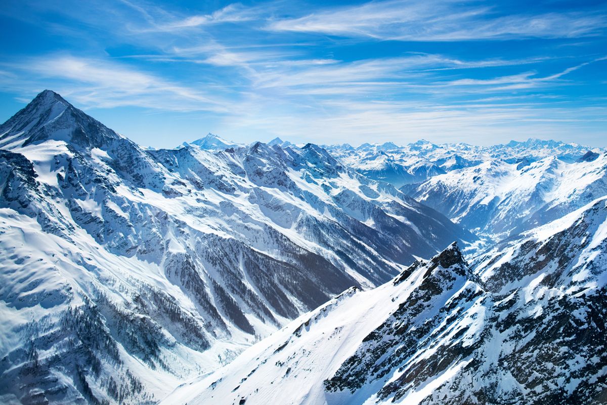 Pegunungan Alpen di Swiss. Perubahan iklim mengancam pencairan gletser di pegunungan yang memiliki banyak destinasi ski populer.