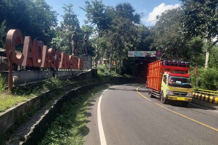 Patung besar Pangeran Kornel menjabat tangan Jenderal Daendels di pintu masuk Jalan Cadas Pangeran, dari arah Bandung. AAM AMINULLAH/KOMPAS.com

Selain bersejarah, Jalan Cadas Pangeran juga menyimpan potensi alam memikat di sepanjang jalurnya. AAM AMINULLAH/KOMPAS.com