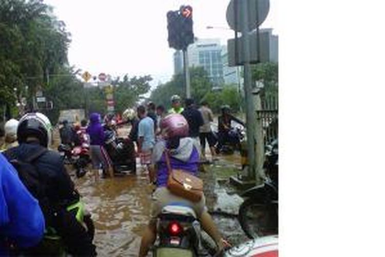 Banjir di sekitar kompleks Green Garden, Jakarta Barat