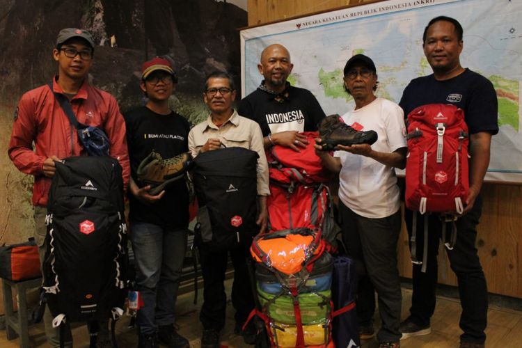 Sebagian tim Ekspedisi 28 Gunung di 34 provinsi di Indonesia.