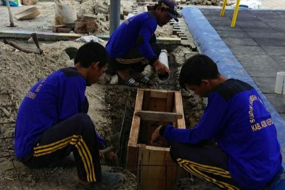 Pembangunan sumur resapan di Pulau Kelapa, Kepulauan Seribu, Selasa (18/2/2020)