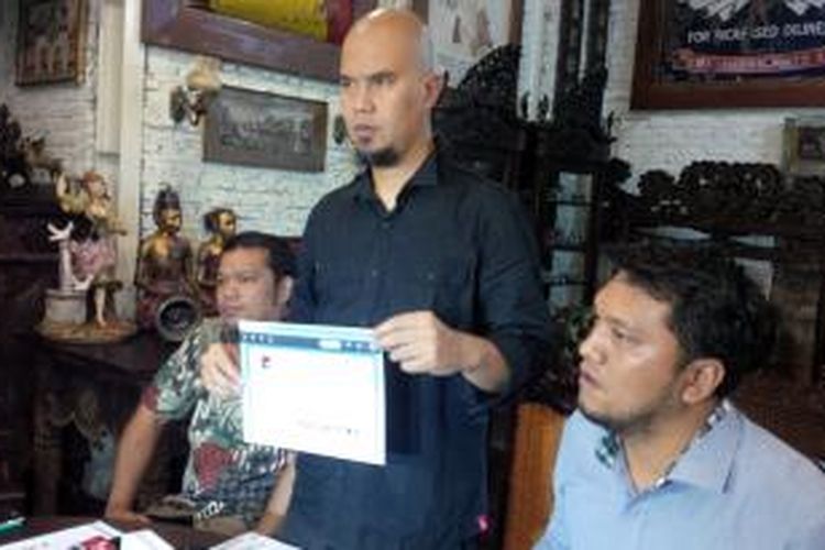 Artis musik Ahmad Dhani mengadakan jumpa pers di kediamannya, Jalan Pinang Mas III, Pondok Indah, Jakarta Selatan, Minggu (23/8/2015), menanggapi kasus praperadilan dirinya dengan pengacara Farhat Abbas.