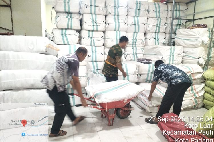Kemensos Mulai Salurkan Bantuan Logistik untuk Korban Banjir di Solok