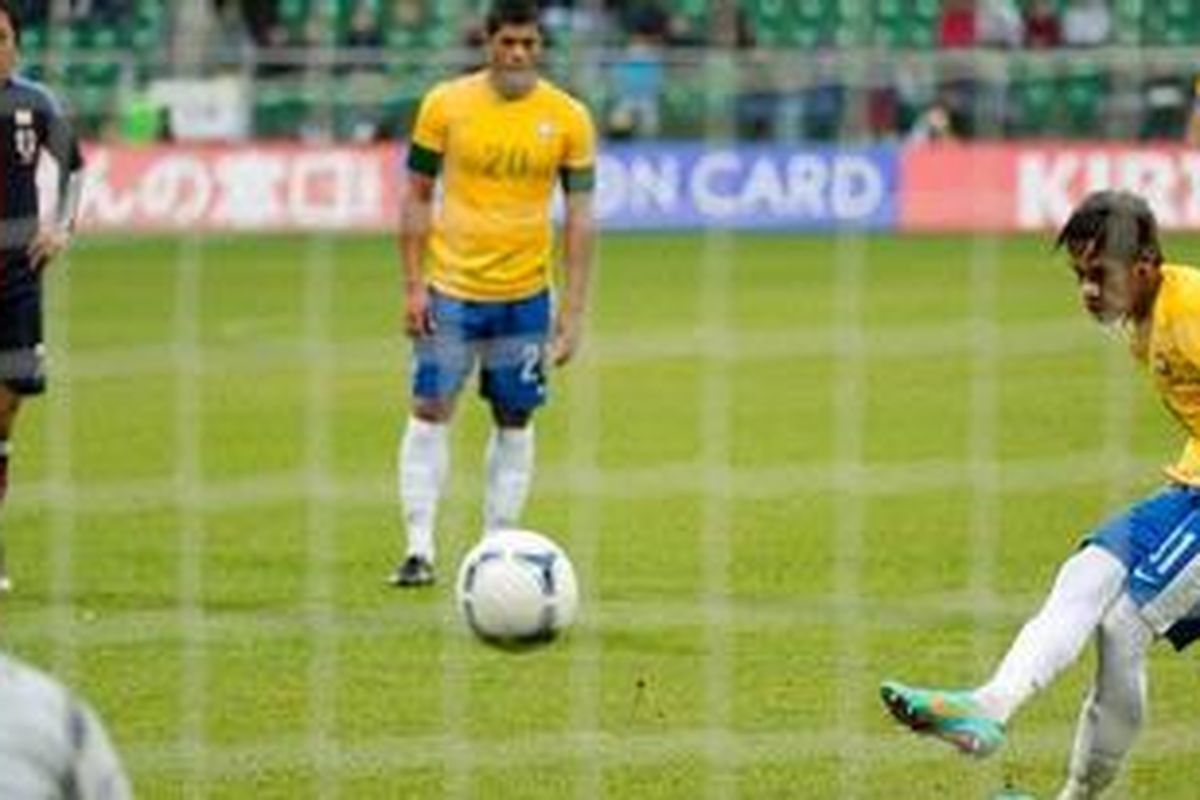 Penyerang Brasil, Neymar (kanan), mencetak gol dari titik putih, pada pertandingan persahabatan melawan Jepang, di Municipal Stadium, Wroclaw, 16 Oktober 2012. 