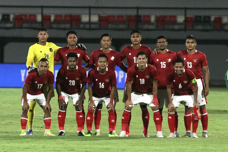 Skuad Tim Nasional Indonesia dalam laga persahabatan melawan Timor Leste di Stadion Kapten I Wayan Dipta, Gianyar, Bali, Kamis (27/1/2022).