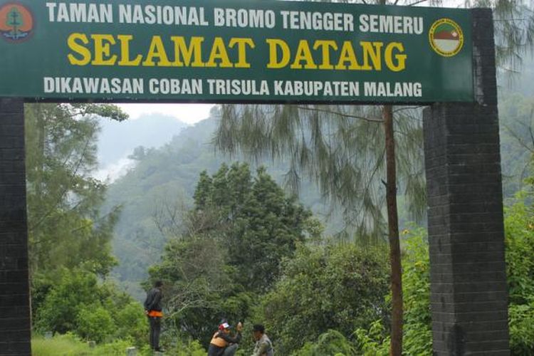 Pintu masuk TNBTS di Kabupaten Malang, Jawa Timur.Kamis (6/3/2014).