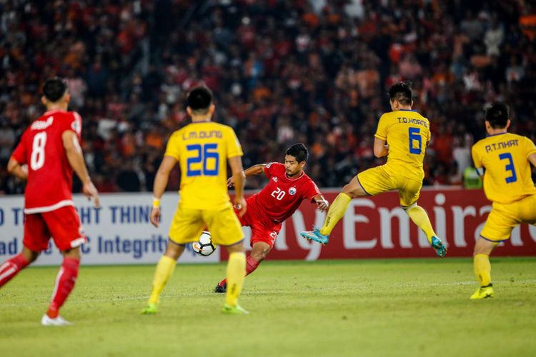 Pemain Persija Jakarta Bambang Pamungkas berebut bola dengan pemain Song Lam Nghe An pada laga kedua Grup H Piala AFC di Stadion Utama Gelora Bung Karno, Jakarta, Rabu (14/3/2018). Persija menang dengan skor 1-0.