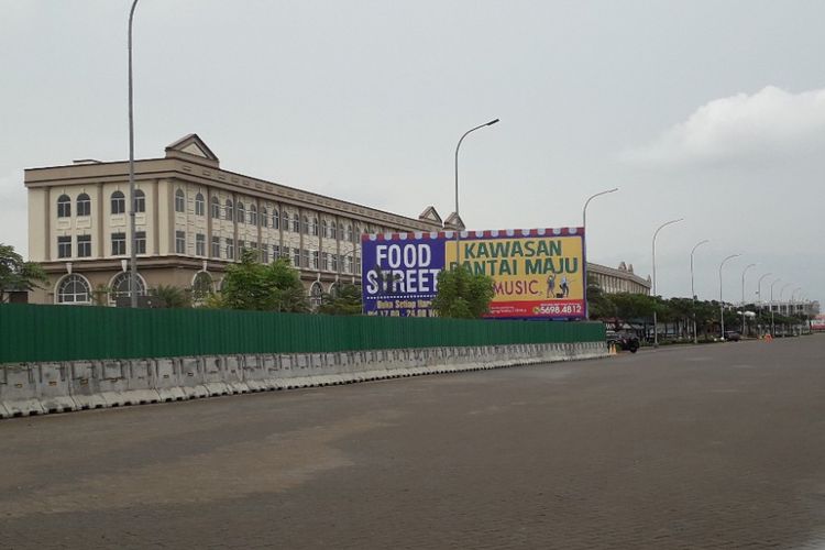 Baliho besar yang menunjukkan operasional Food Street di Pulau D Reklamasi atau kawasan Pantai Maju, Selasa (22/1/2019).