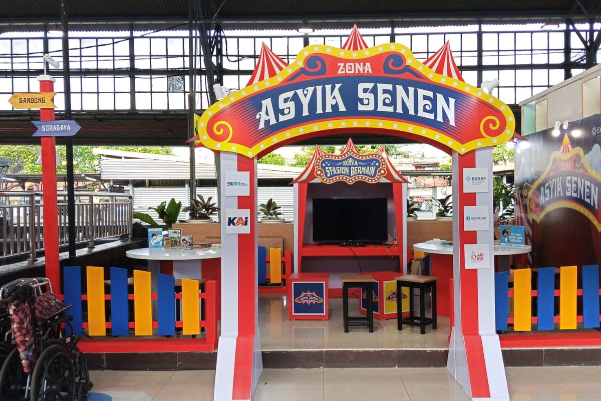 KAI menghadirkan Zona Asyik Senen bagi penumpang yang menunggu keberangkatan kereta sehingga mereka dapat bermain beragam board game Indonesia yang tersedia. 