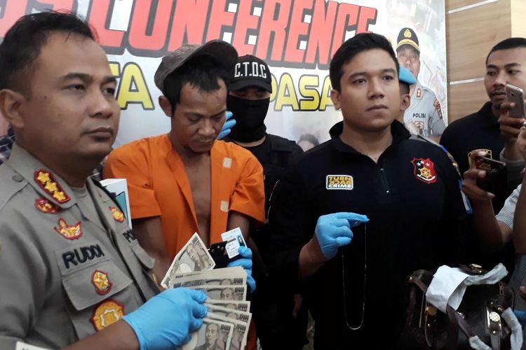 Pelalu saat diamankan di Polresta Denpasar, Kamis (28/11/2019)