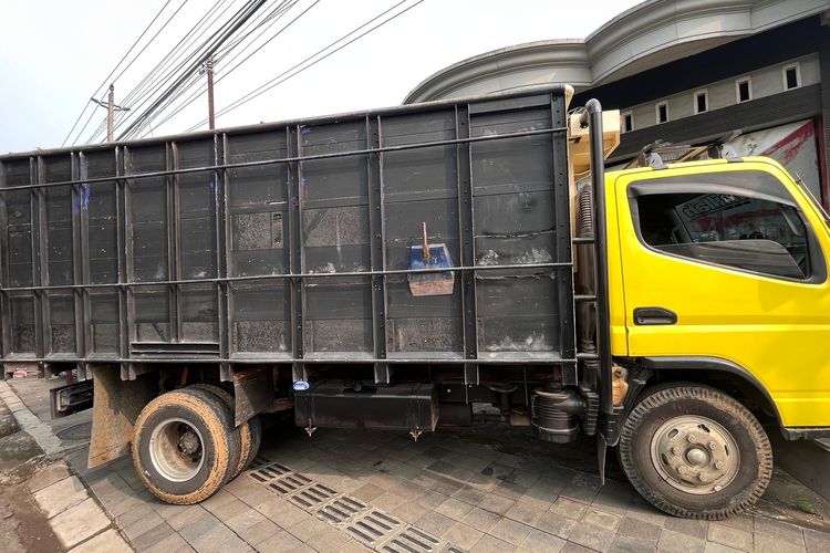 Truk yang menyerempet pasangan suami istri di Jalan Salaman-Borobudur, Sabtu (16/11/2024).