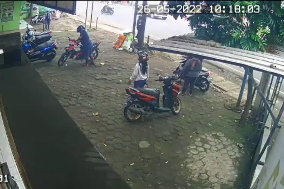 Potongan gambar CCTV di Jojoba Pet Center, Jatinangor, Sumedang, sesaat sebelum pencuarian terjadi. 