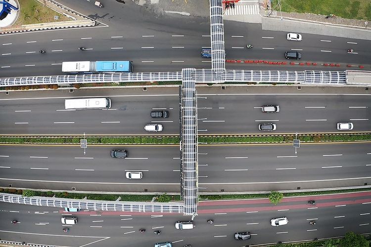 Foto aerial kendaraan melintas di Tol Cawang-Grogol, Jakarta, Minggu (11/10/2020). Pemprov DKI Jakarta memutuskan akan mengurangi kebijakan rem darurat secara bertahap dan akan kembali memasuki Pembatasan Sosial Berskala Besar (PSBB) masa transisi yang mulai diberlakukan pada 12 - 25 Oktober 2020. ANTARA FOTO/Galih Pradipta/aww.