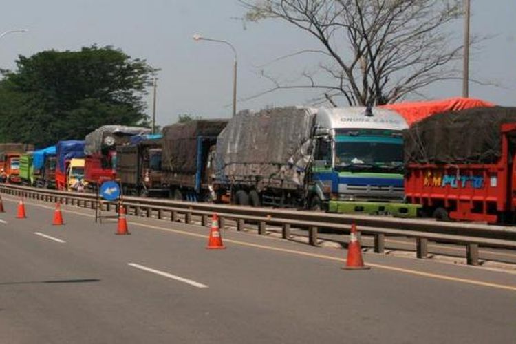 Antrean truk di tol Merak-Jakarta di wilayah Kota Cilegon, Banten, Jumat (25/5/2012).